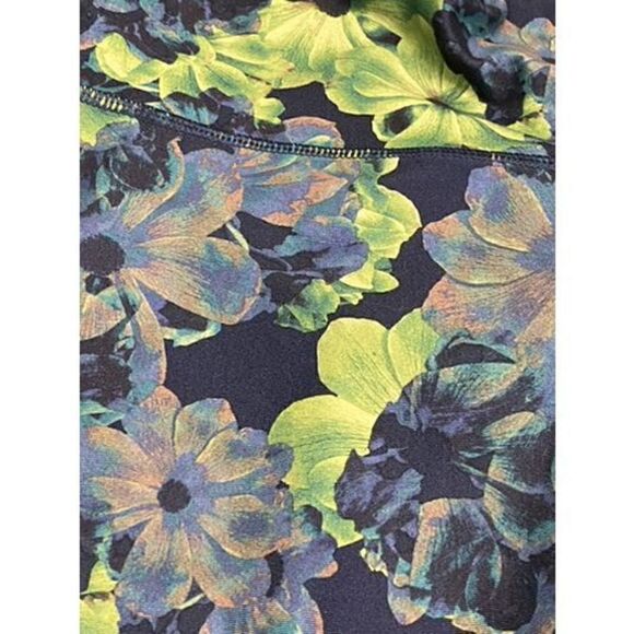 Fabletics Women's Superbloom Define PowerHold® Mid-Rise Capri Leggings Medium - Picture 3 of 10